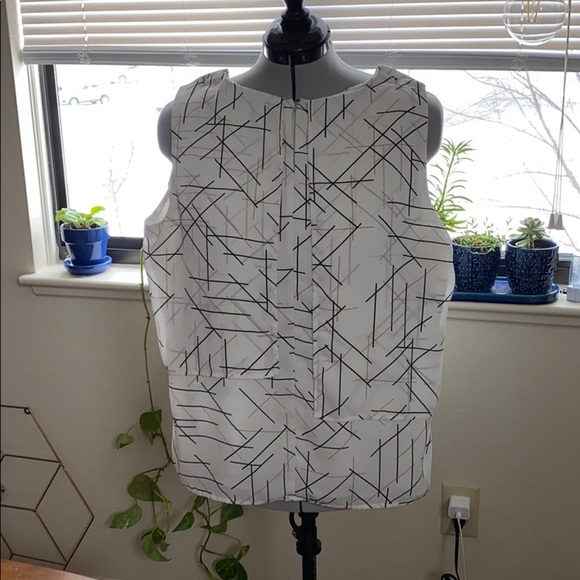 Vince Camuto Tiered Shell - Picture 6 of 7